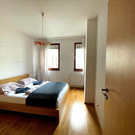 Central Apartment With Balcony Budapest Bagian luar foto