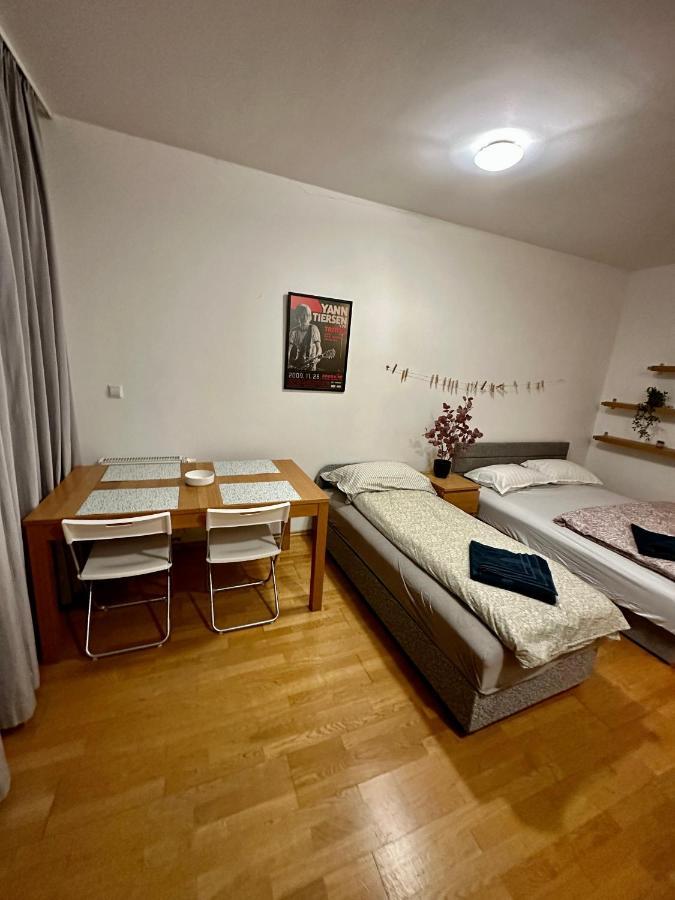 Central Apartment With Balcony Budapest Bagian luar foto