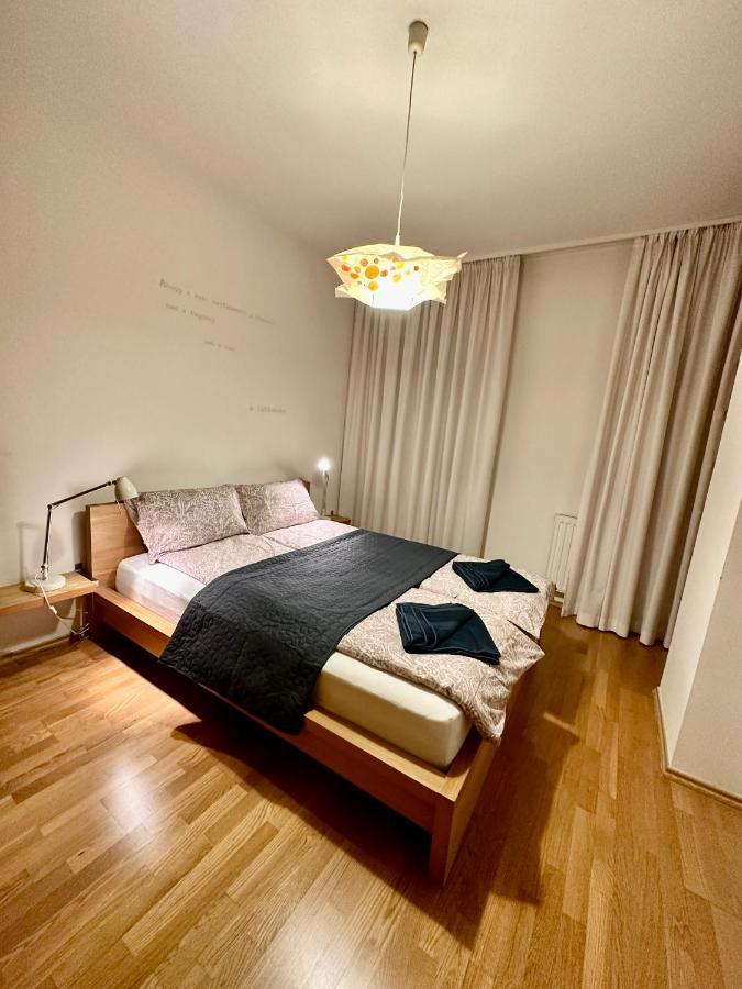 Central Apartment With Balcony Budapest Bagian luar foto