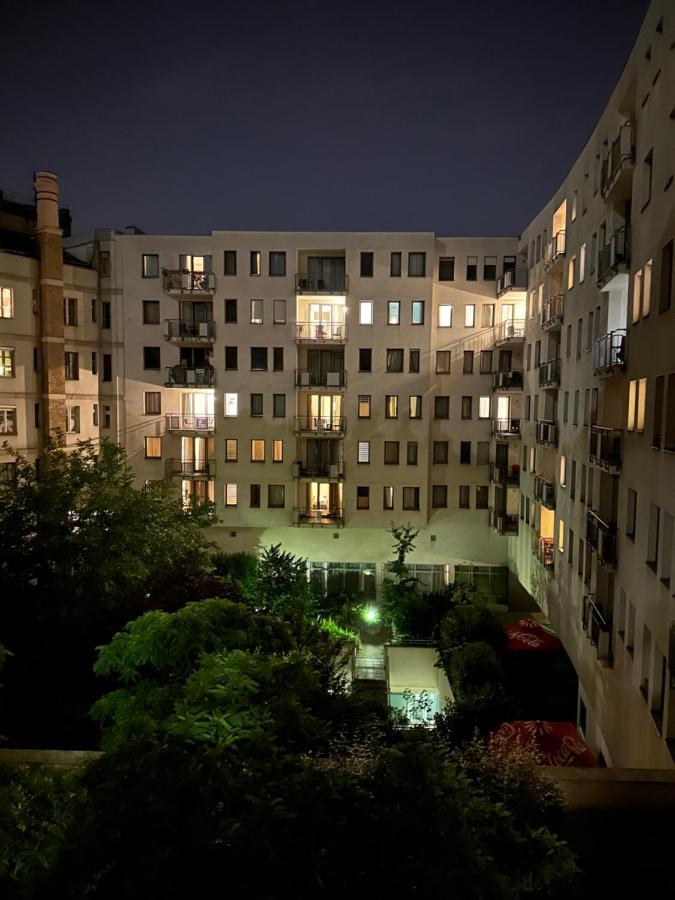 Central Apartment With Balcony Budapest Bagian luar foto