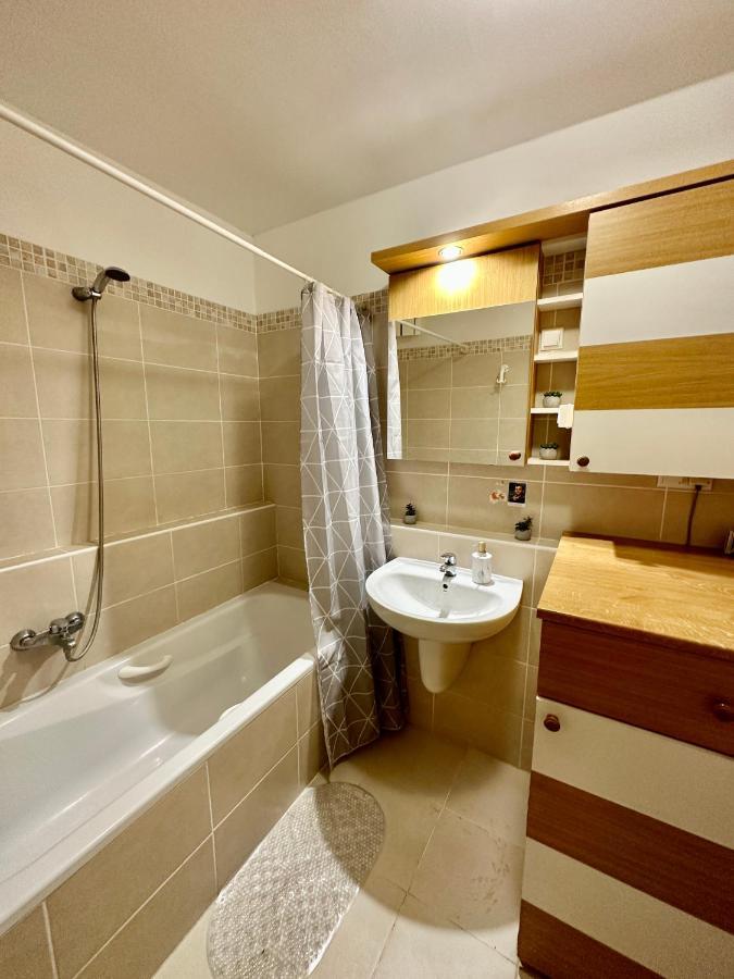 Central Apartment With Balcony Budapest Bagian luar foto