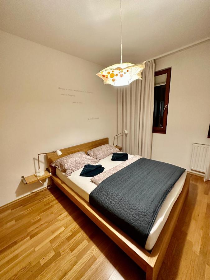 Central Apartment With Balcony Budapest Bagian luar foto