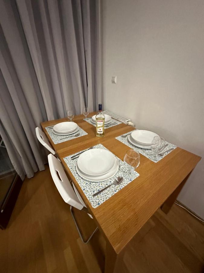 Central Apartment With Balcony Budapest Bagian luar foto