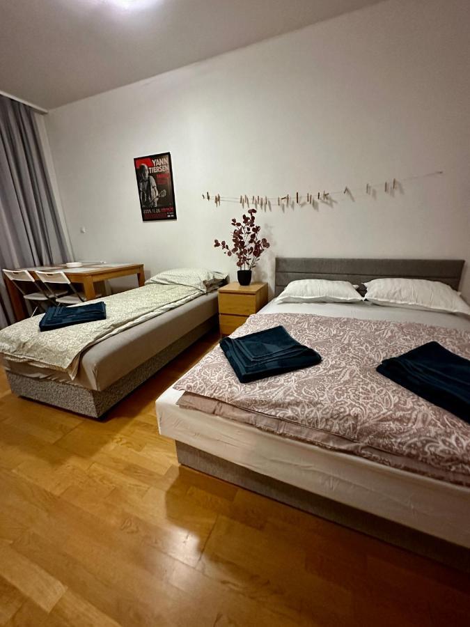 Central Apartment With Balcony Budapest Bagian luar foto