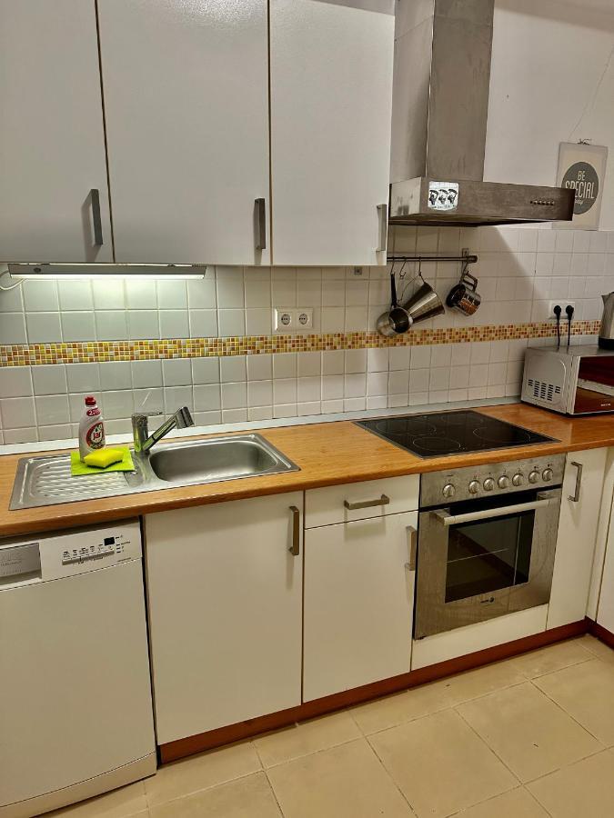 Central Apartment With Balcony Budapest Bagian luar foto