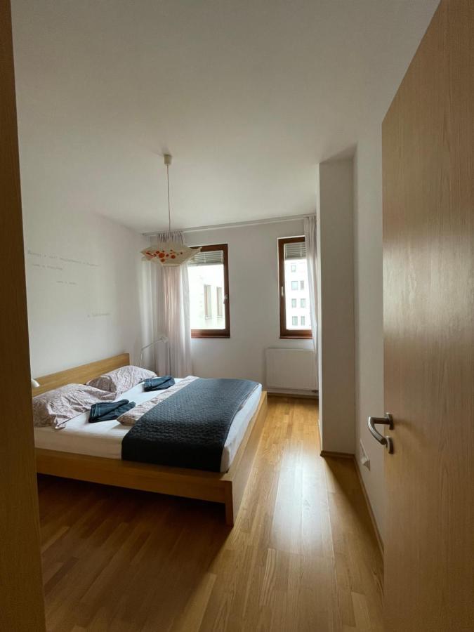 Central Apartment With Balcony Budapest Bagian luar foto