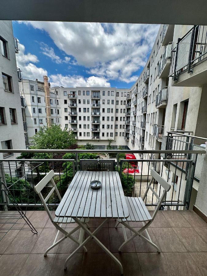 Central Apartment With Balcony Budapest Bagian luar foto