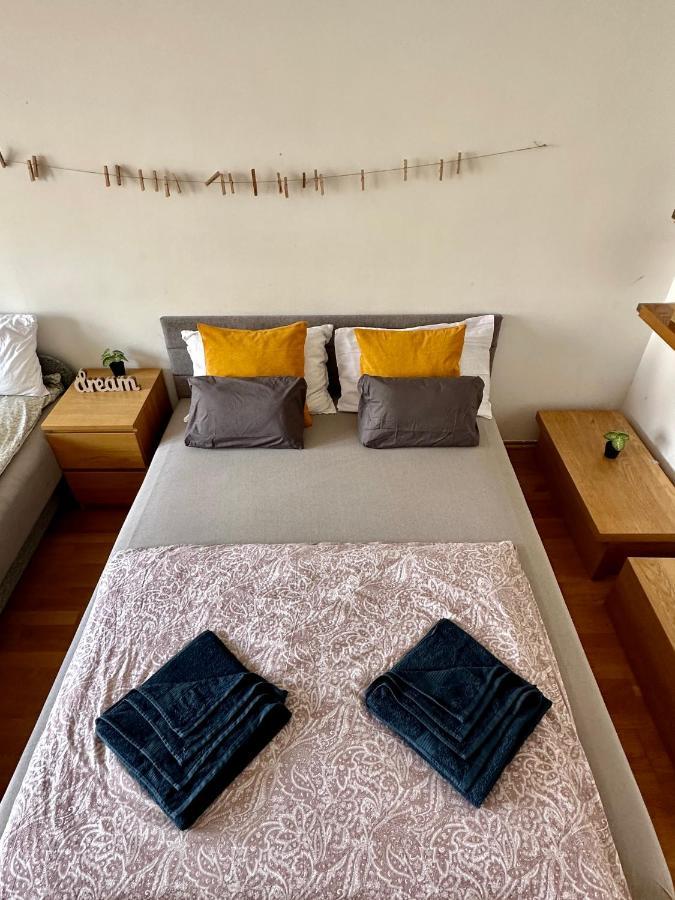 Central Apartment With Balcony Budapest Bagian luar foto