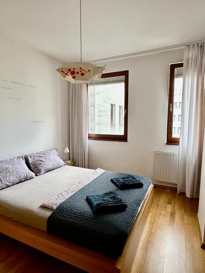Central Apartment With Balcony Budapest Bagian luar foto