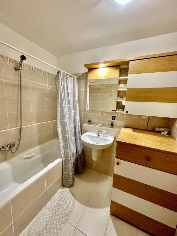 Central Apartment With Balcony Budapest Bagian luar foto