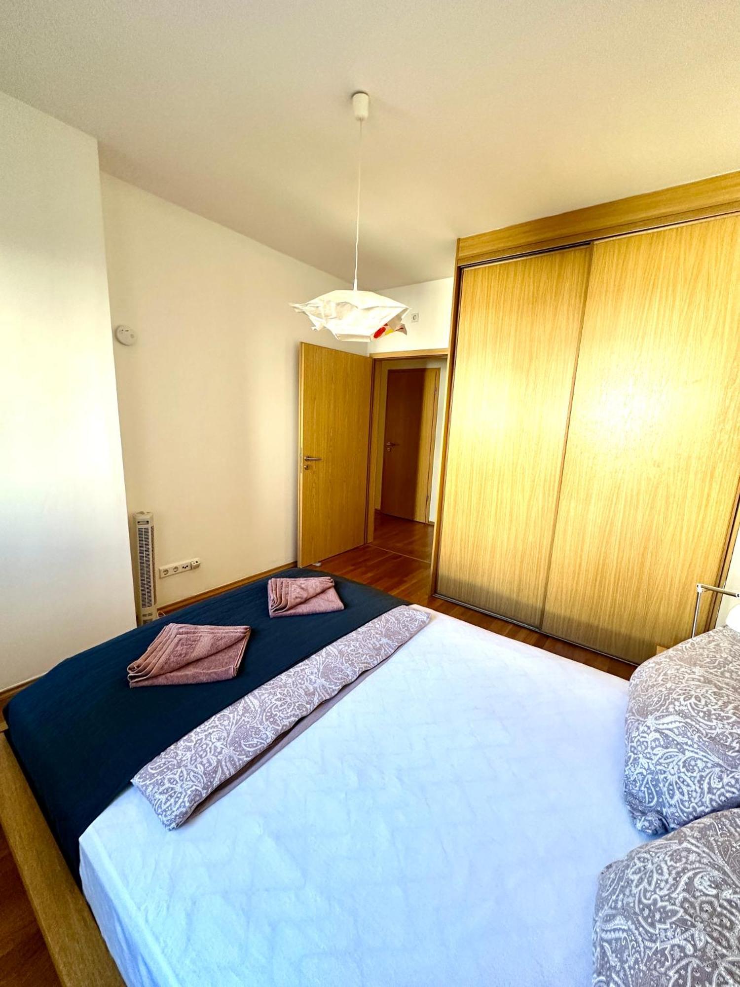 Central Apartment With Balcony Budapest Bagian luar foto