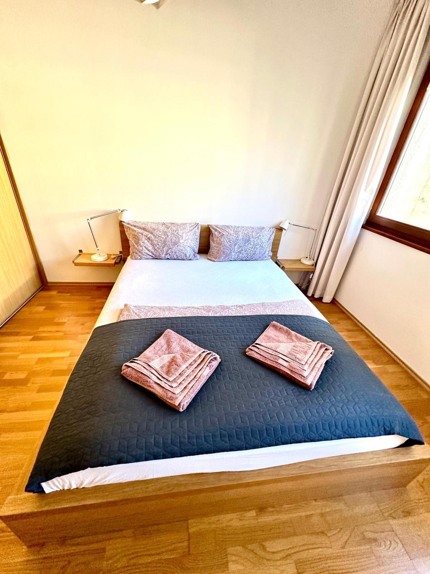 Central Apartment With Balcony Budapest Bagian luar foto