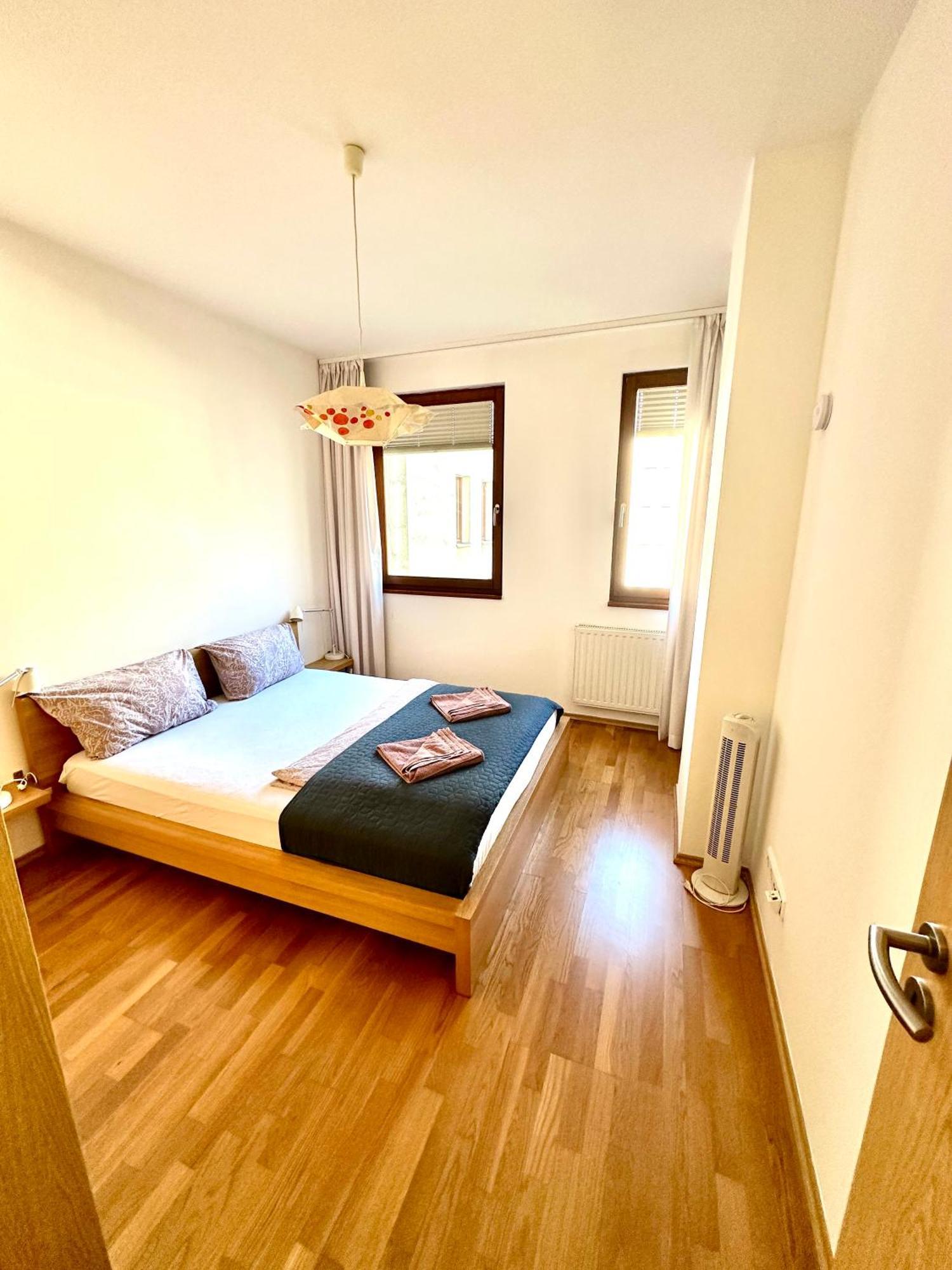 Central Apartment With Balcony Budapest Bagian luar foto