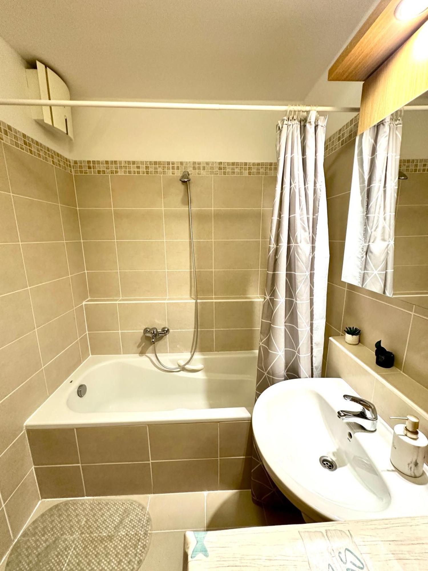 Central Apartment With Balcony Budapest Bagian luar foto