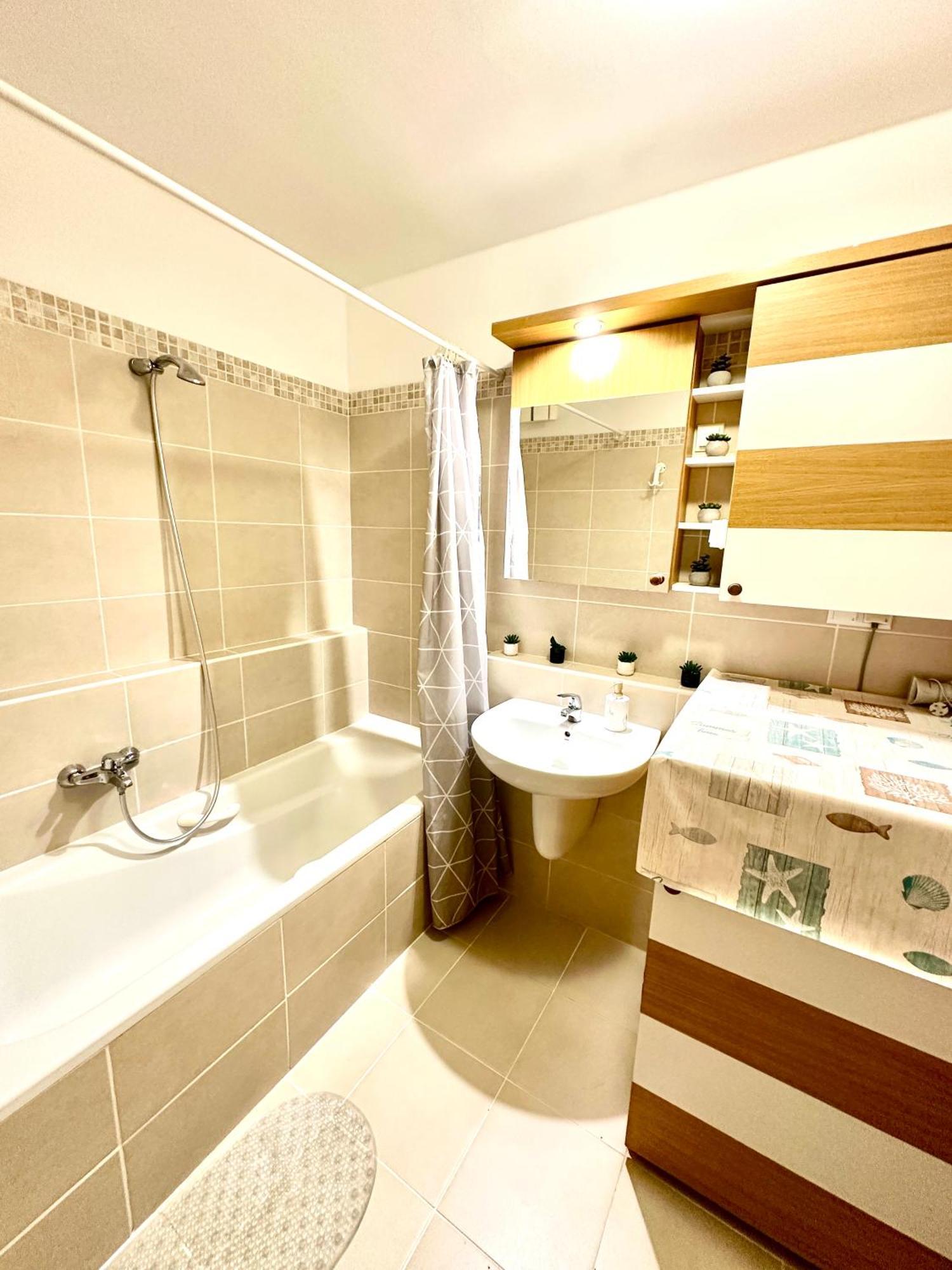 Central Apartment With Balcony Budapest Bagian luar foto