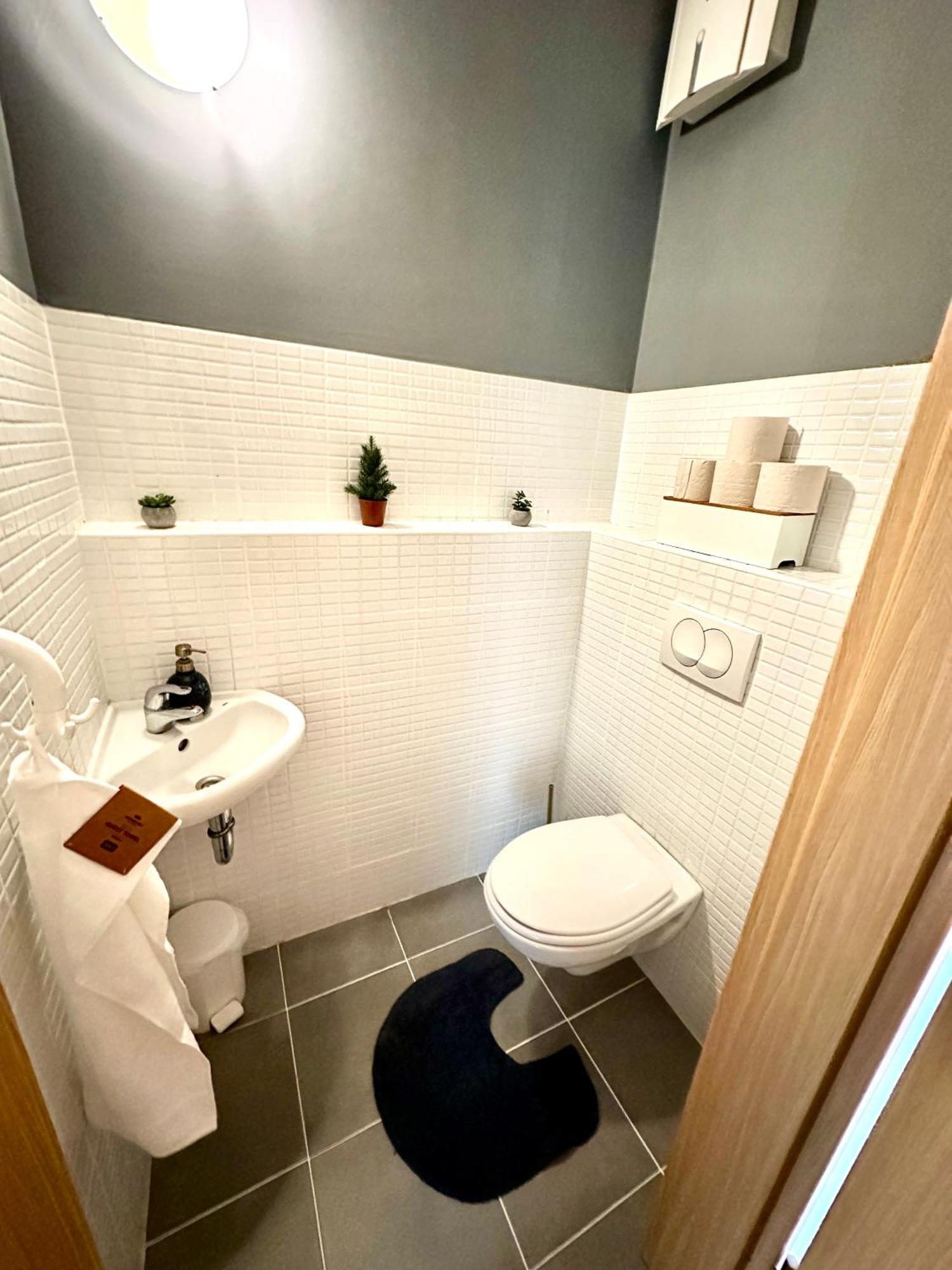 Central Apartment With Balcony Budapest Bagian luar foto