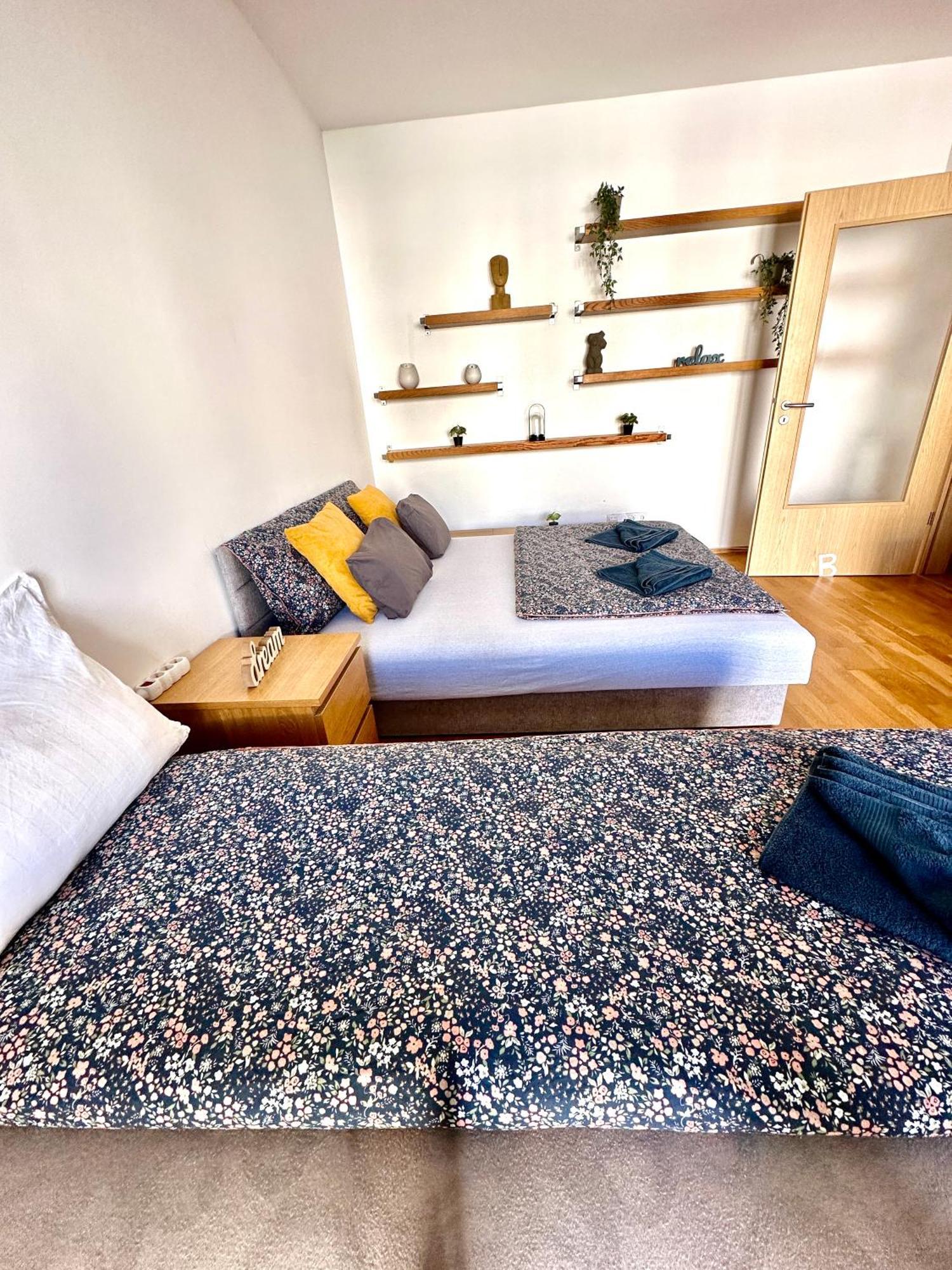 Central Apartment With Balcony Budapest Bagian luar foto