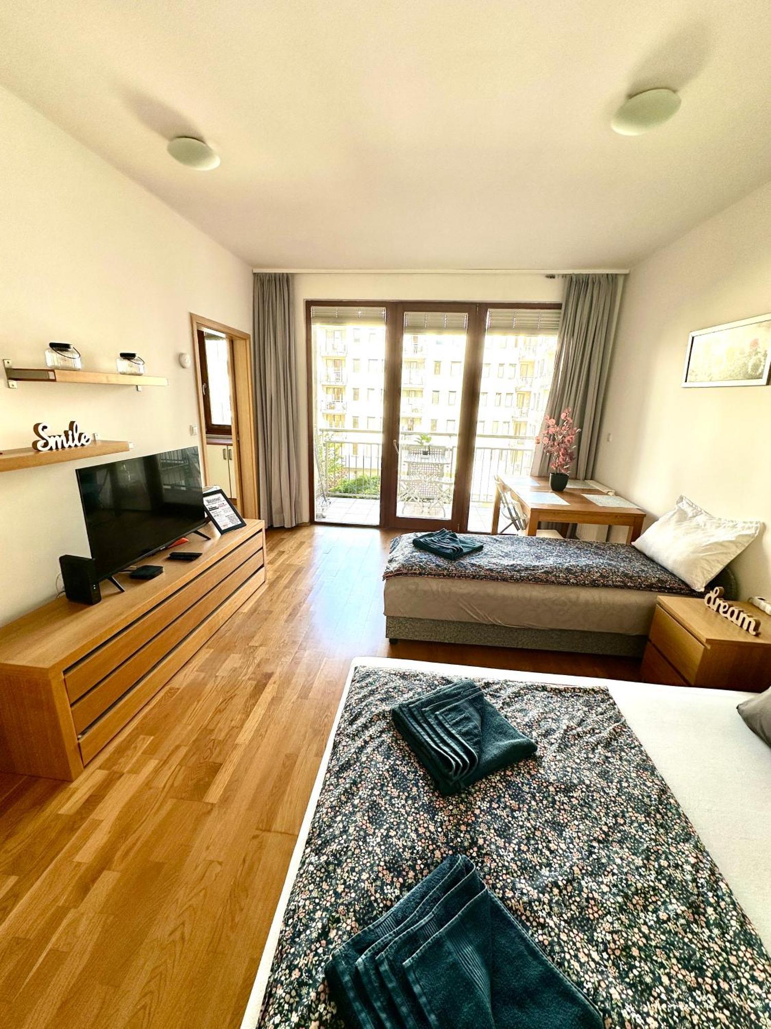 Central Apartment With Balcony Budapest Bagian luar foto