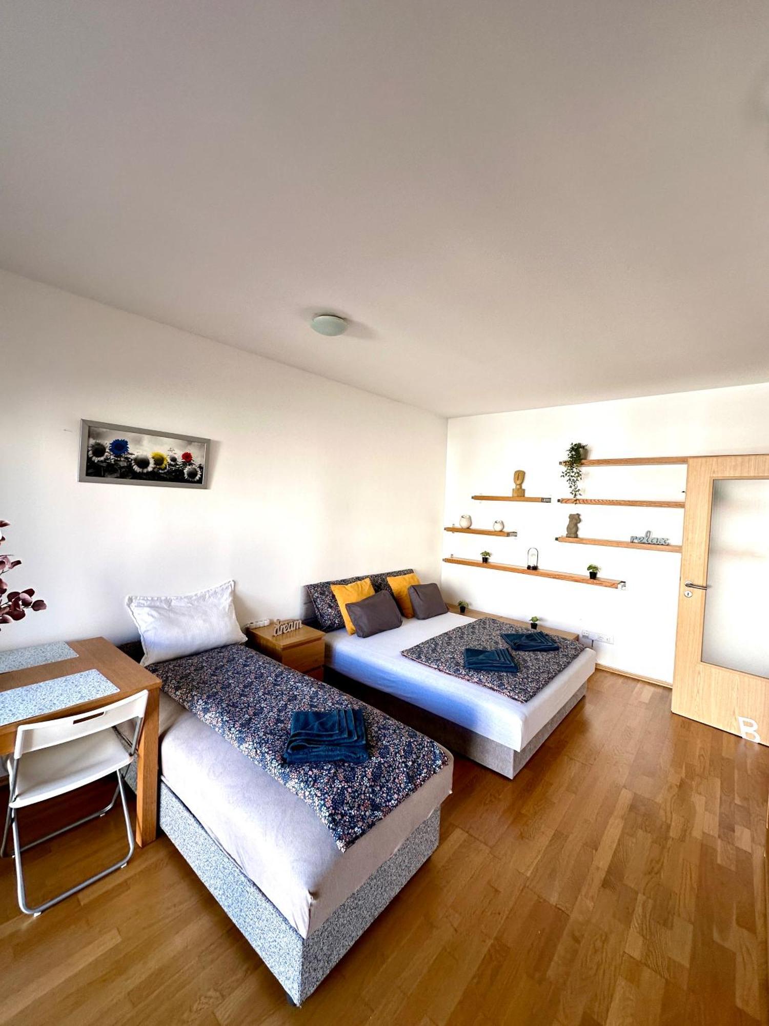 Central Apartment With Balcony Budapest Bagian luar foto