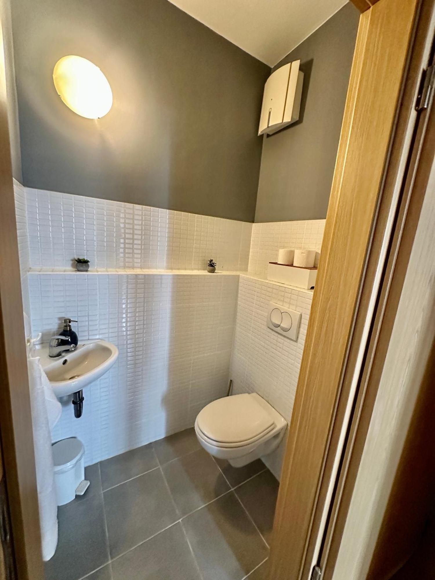 Central Apartment With Balcony Budapest Bagian luar foto