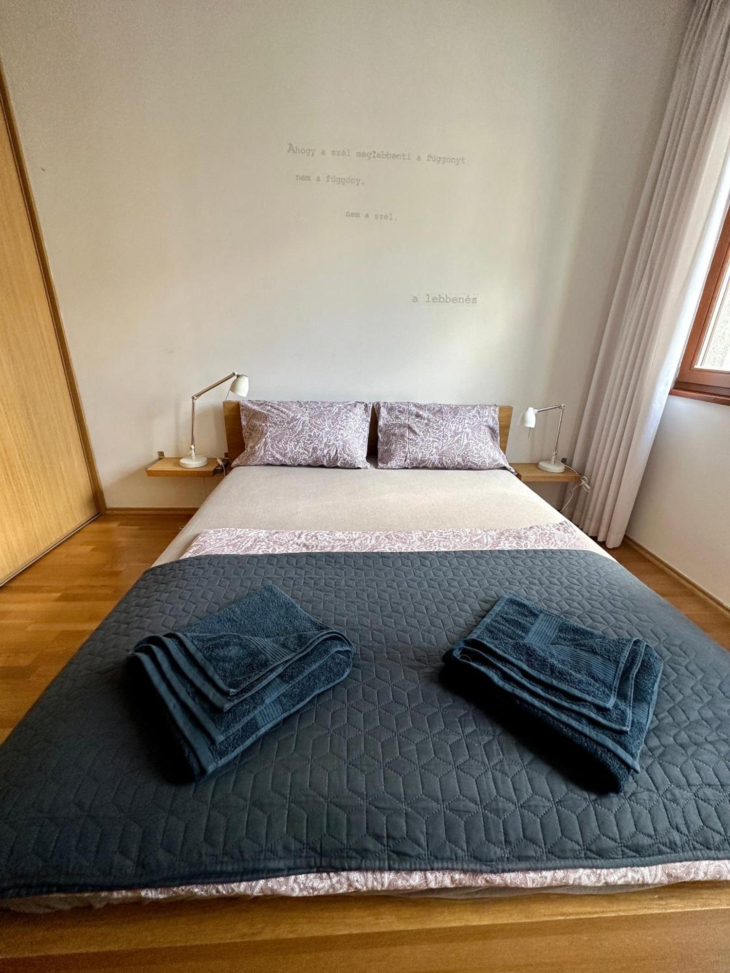 Central Apartment With Balcony Budapest Bagian luar foto