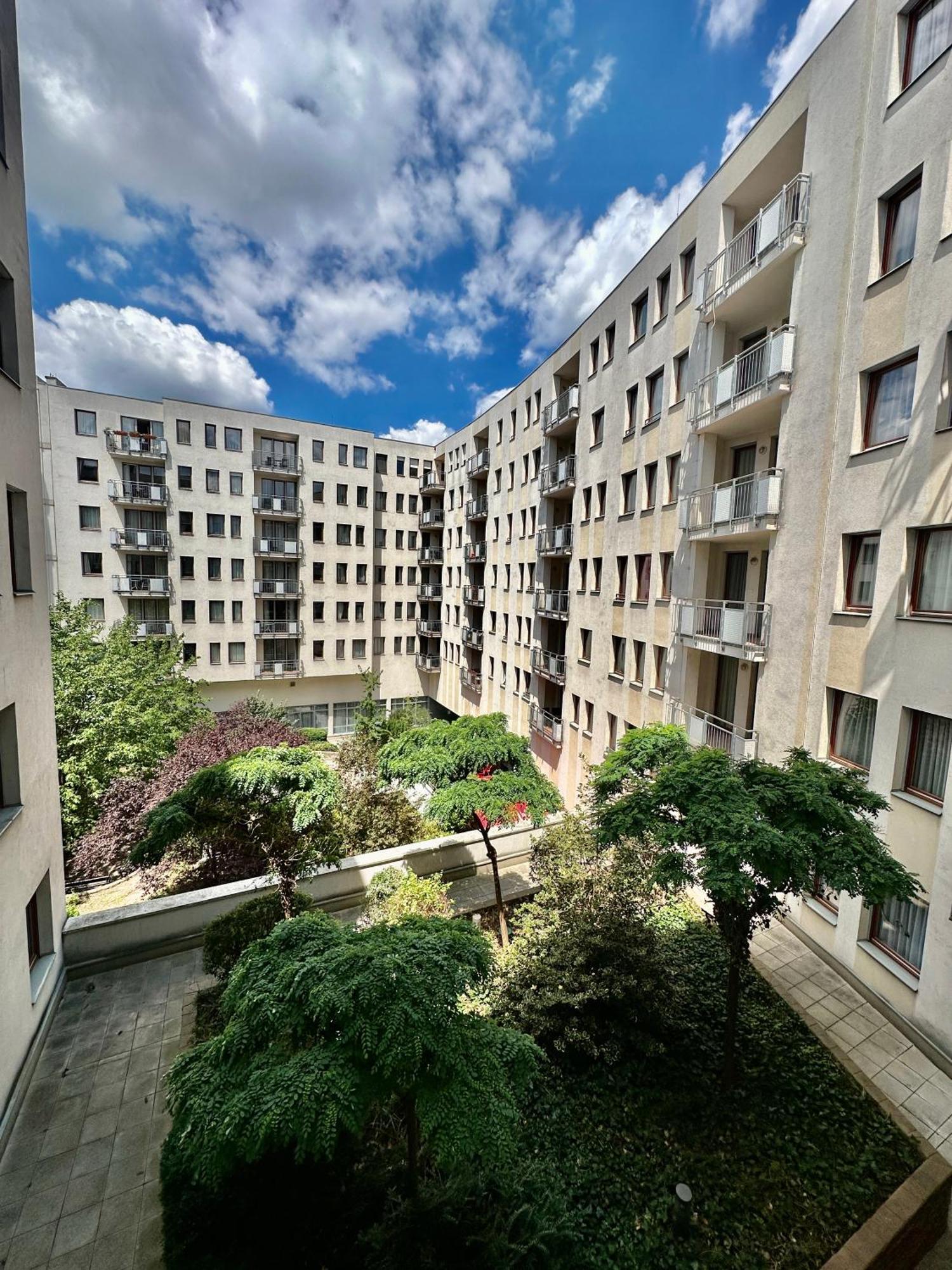 Central Apartment With Balcony Budapest Bagian luar foto