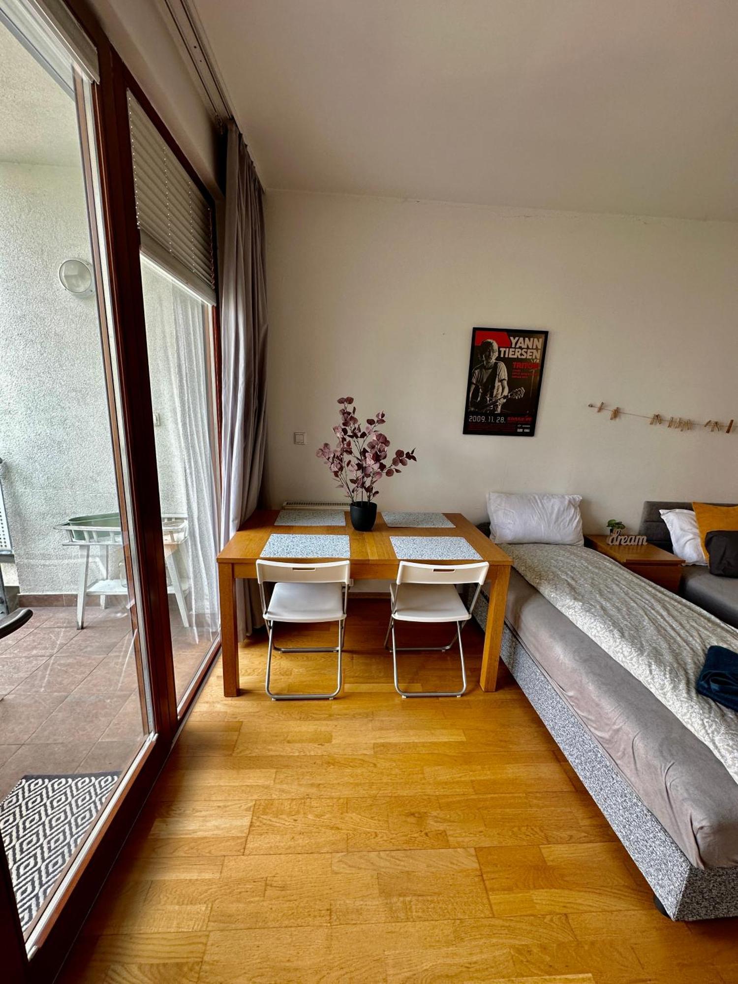 Central Apartment With Balcony Budapest Bagian luar foto