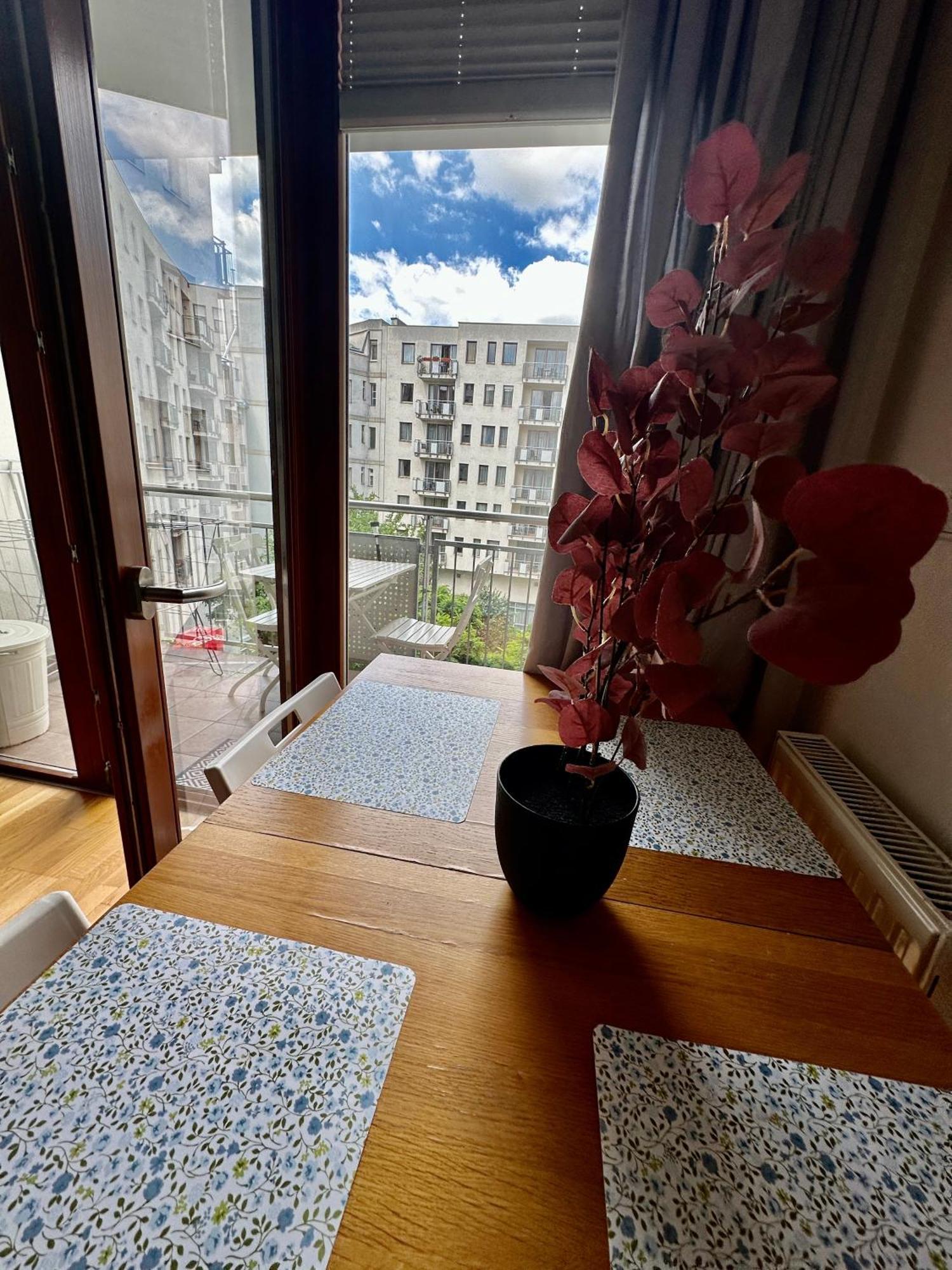 Central Apartment With Balcony Budapest Bagian luar foto