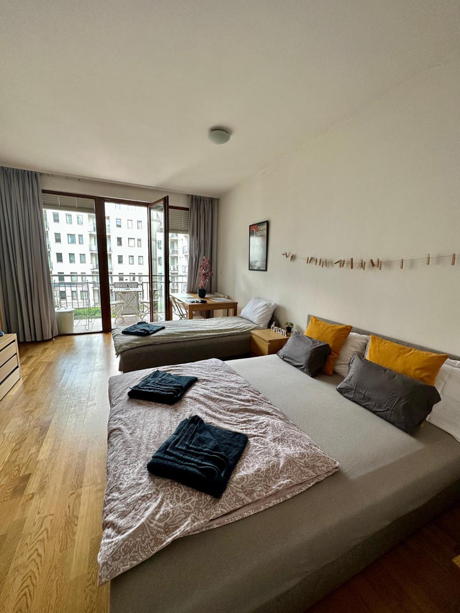 Central Apartment With Balcony Budapest Bagian luar foto