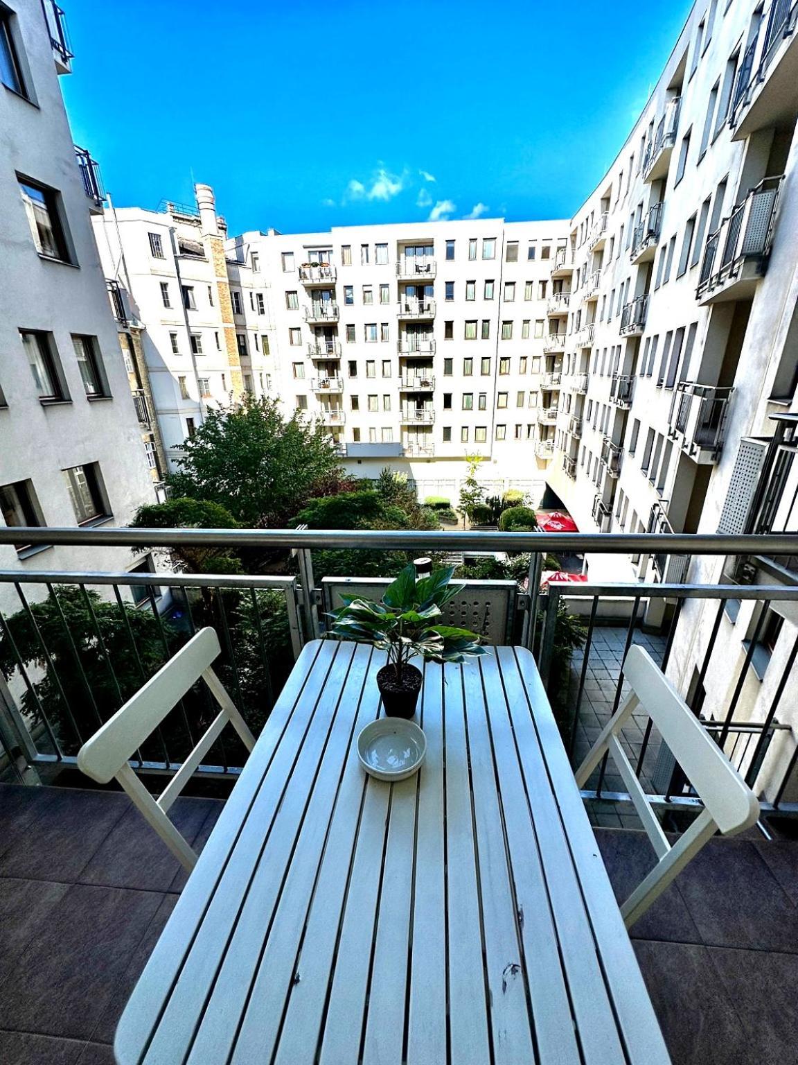 Central Apartment With Balcony Budapest Bagian luar foto