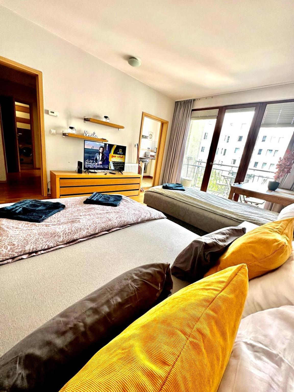 Central Apartment With Balcony Budapest Bagian luar foto