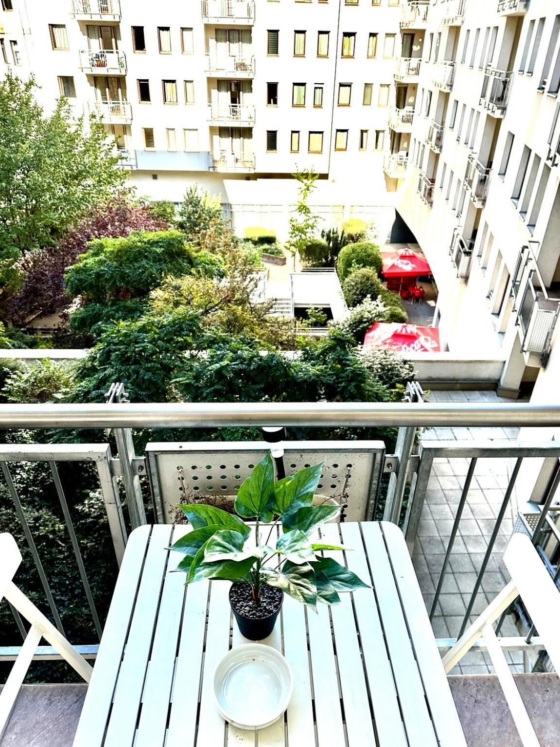 Central Apartment With Balcony Budapest Bagian luar foto