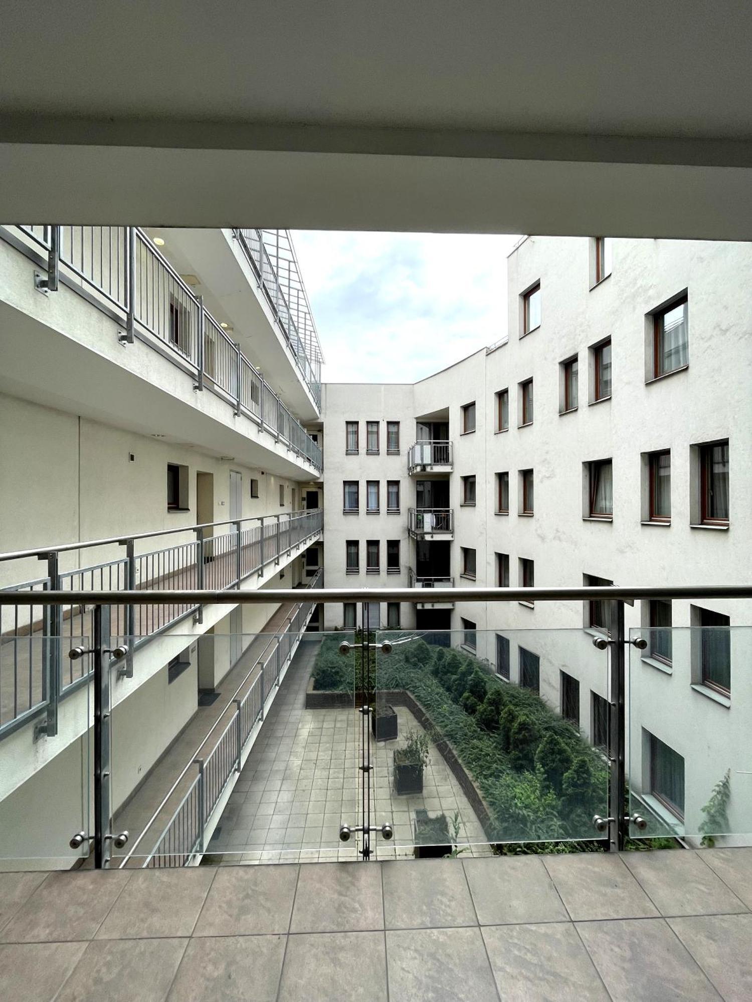 Central Apartment With Balcony Budapest Bagian luar foto